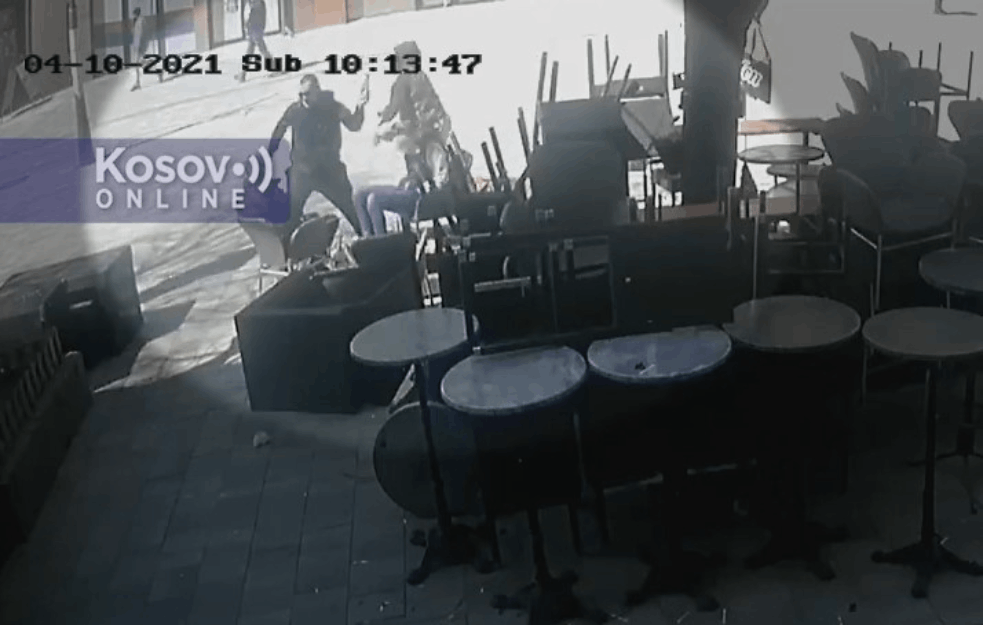 MUČKI NAPAD NA SRPSKE MLADIĆE U MITROVICI: Flašama u glavu u bašti kafića “Soprano” (UZNEMIRUJUĆ VIDEO)